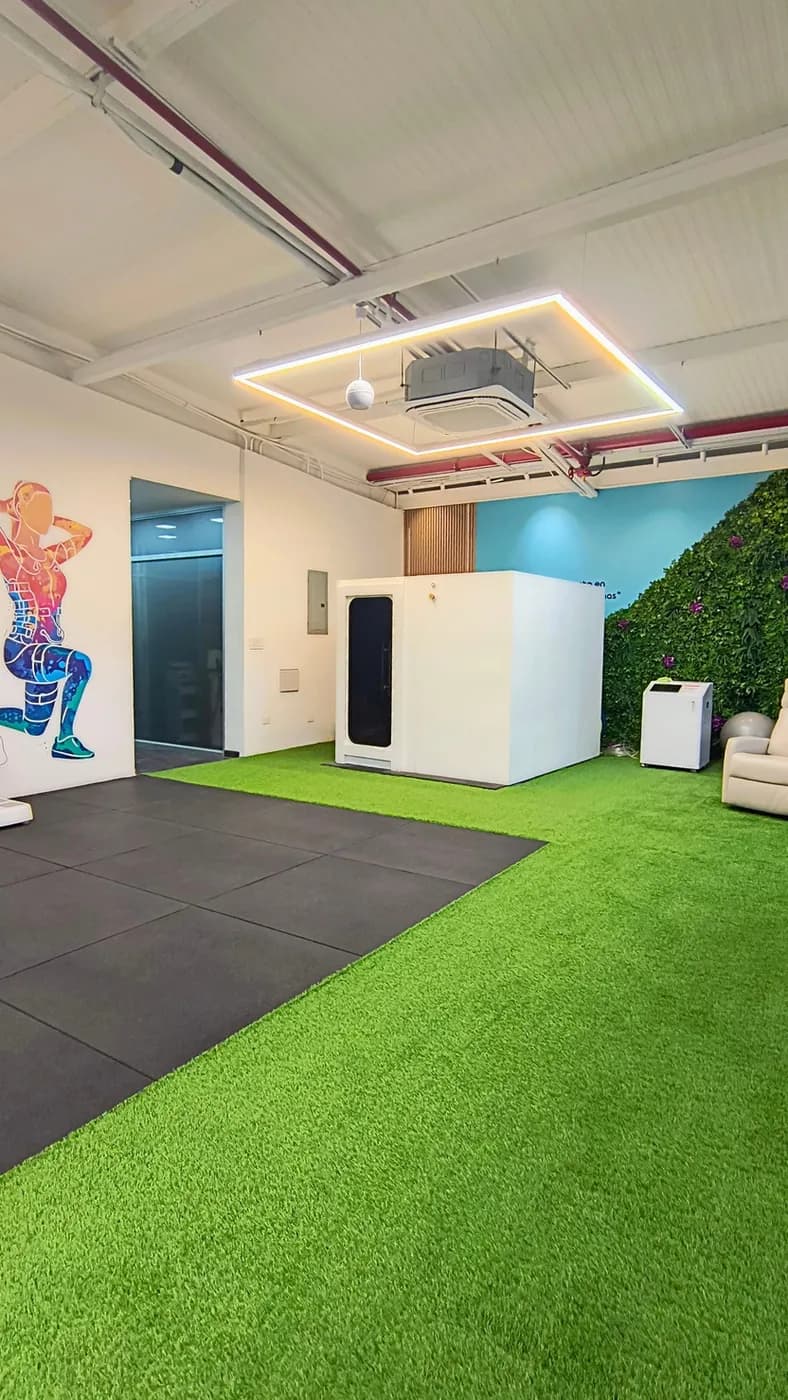 Sala de rehabilitación de Park and Padel Wellness Center con cámara hiperbárica al fondo