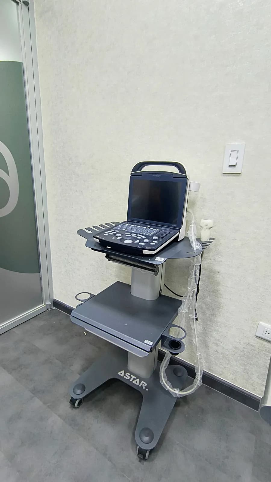 Equipo de ultrasonido ecográfico en una sala de Park and Padel Wellness Center